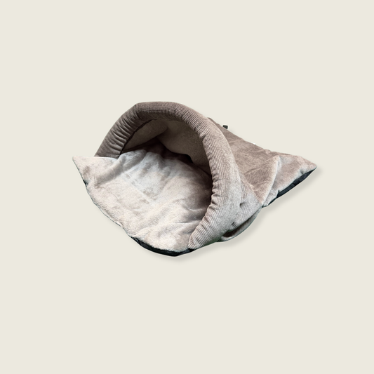 Zwarte en grijze knuffeltunnel