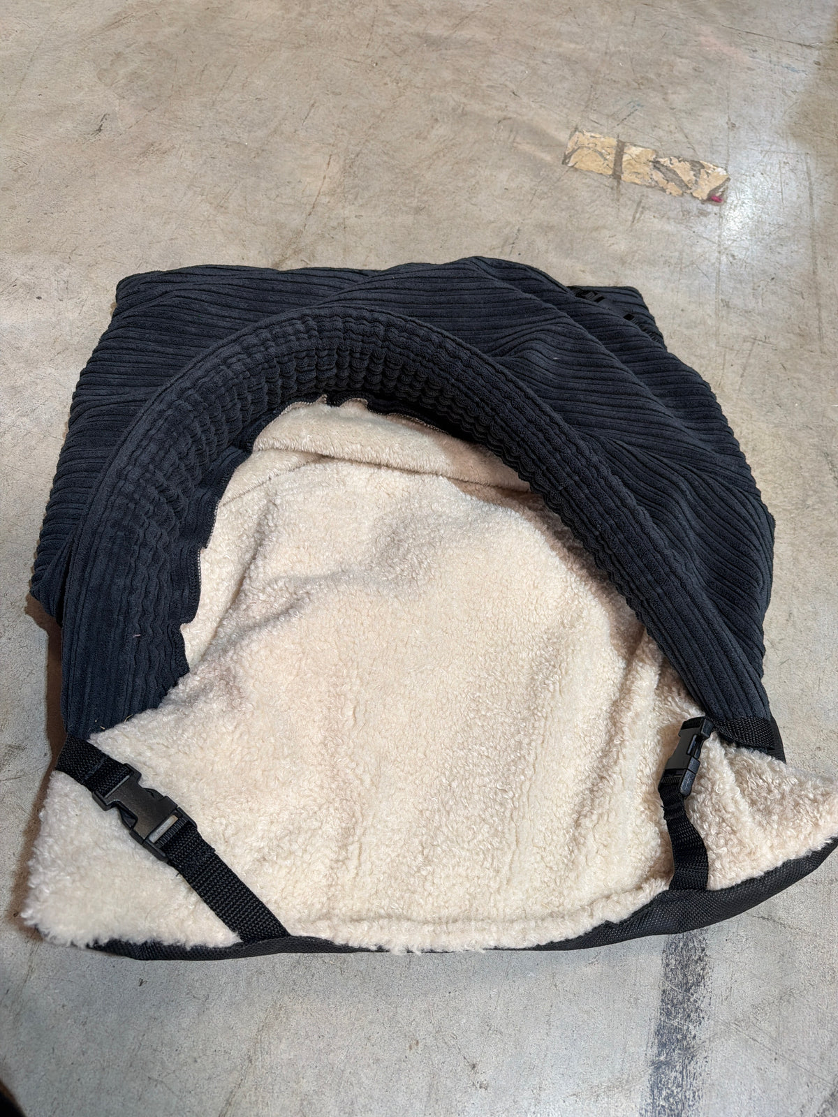 Kuscheltunnel in Schwarz und Grau